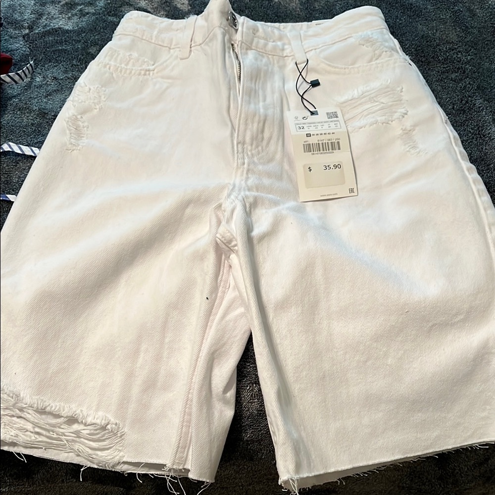 Zara White Distressed Women Shorts